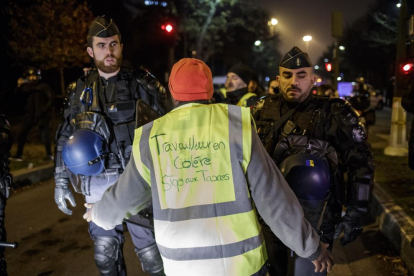 Imatges de manifestants i agents policials en diferents punts de França i la Catalunya nord en les concentracions per la pujada dels impostos de carburants.