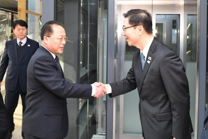 Saludo entre los representantes de las dos Coreas.