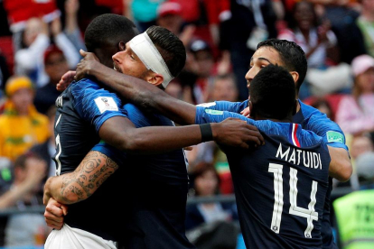 Els jugadors de la selecció francesa celebren el segon gol.