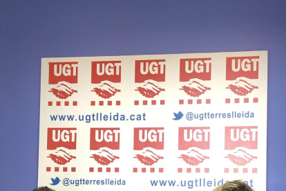 El líder d’UGT a Lleida, José Luis Aguilà, amb Rodríguez i Buil, ahir, a la capital del Segrià.