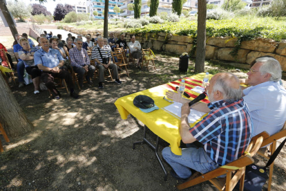 Ramon Morell dóna explicacions als pensionistes al parc.
