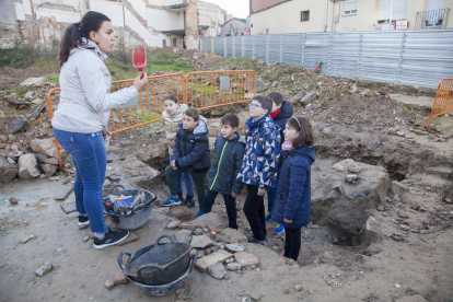 Alumnes de l’escola Jacint Verdaguer que van participar ahir en el taller d’arqueologia que organitza el Museu Comarcal de l’Urgell.