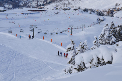 Esquiadores en las pistas de la estación aranesa de Baqueira.
