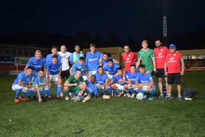 Els jugadors del Lleida B posen amb el trofeu, ahir a Montsó.