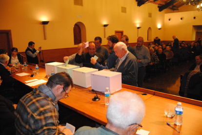 Decenas de síndicos acudieron a votar el domingo a Mollerussa.