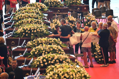 Imagen del funeral de Estado por las víctimas del derrumbe del puente, ayer en Génova.