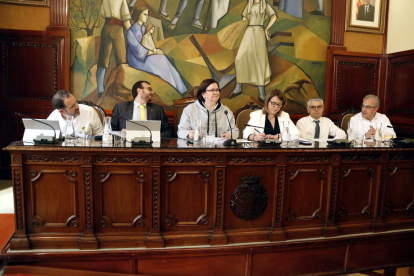 A la presidenta y los vicepresidentes de la Diputación de Lleida vestidos blanco durante el pleno en protesta por el juicio del 'procés'.