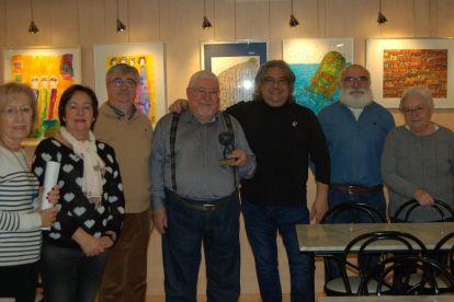 Soriano-Montagut, con el galardón, ayer junto a otros miembros del Ateneu Popular de Ponent. 