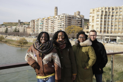 Yolanda, Kathy y Edna Sey, junto a Albert Bartolomé, ayer en Lleida. 