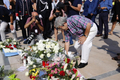 Personal d’emergències, ahir davant de les flors en memòria de les víctimes dels atemptats del 17 d’agost de l’any passat.