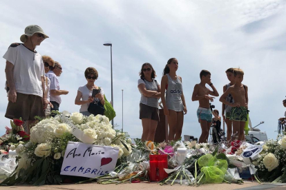Personal de emergencias, ayer ante las flores en memoria de las víctimas de los atentados del 17 de agosto del año pasado.