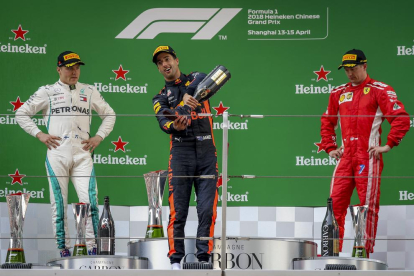 Daniel Ricciardo celebra en el podio con el trofeo la victoria en el GP de Shanghai.