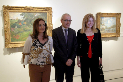 La baronesa Carmen Thyssen, a la derecha, ayer en la inauguración de su nueva exposición en Andorra.