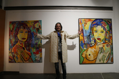 Antoni Uceda, ayer entre dos de sus cuadros de gran formato.