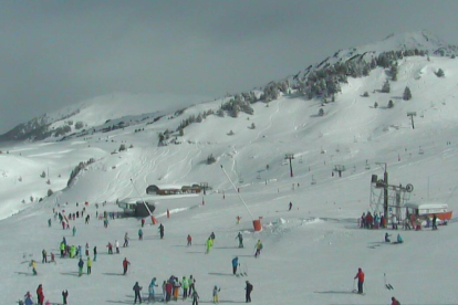 Les instal·lacions de Baqueira ahir al matí i Port Ainé, a la dreta, on tot està a punt per rebre els esquiadors.