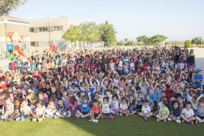 Fotografia de família dels alumnes de l’escola Àngel Guimerà de Tàrrega que ahir van participar en aquesta iniciativa sostenible.
