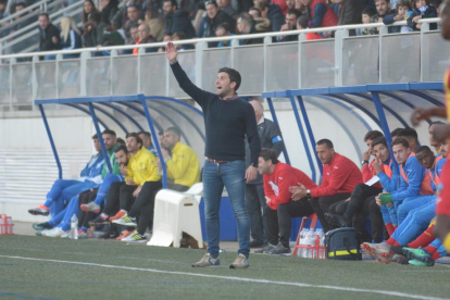 El tècnic del Lleida, Gerard Albadalejo, dóna instruccions durant el partit amb l’Ejea.