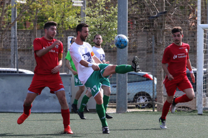 Un jugador del Balàfia controla la pilota davant de la presència de dos rivals.