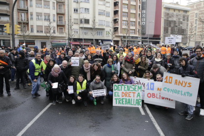 Usuarios de varias entidades de atención a personas con discapacidad de Lleida se movilizaron ayer en la avenida Catalunya. 