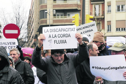 Usuarios de varias entidades de atención a personas con discapacidad de Lleida se movilizaron ayer en la avenida Catalunya. 