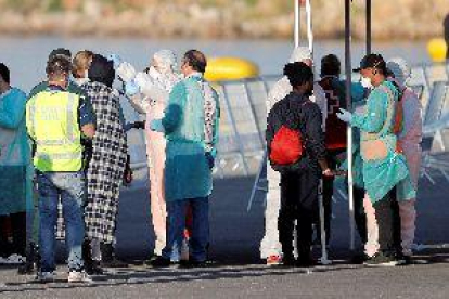 El Aquarius llega al puerto de Valencia con 106 inmigrantes a bordo