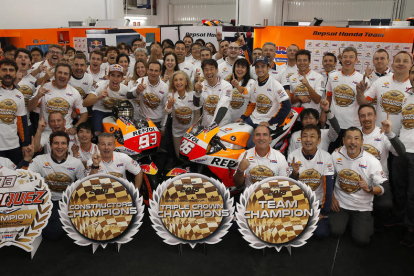Marc Màrquez i Dani Pedrosa celebren al costat de l’equip de Repsol Honda la triple corona, després de conquerir el títol de campions del món individual, per equips i de constructors.