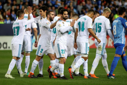 Los jugadores del Real Madrid celebran el gol de Isco que inauguró el marcador.
