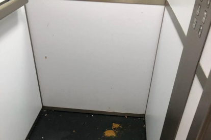 Un pany trencat i excrements a l’ascensor.