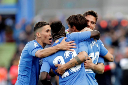 Los jugadores del Getafe celebran el gol que les dio la victoria ayer ante el Espanyol.
