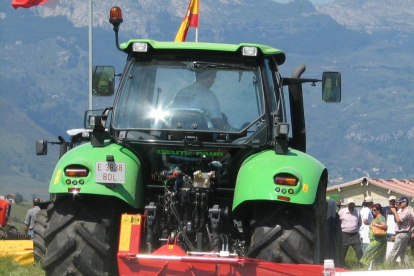 Imagen de un tractor de grandes dimensiones que utiliza gasóleo agrícola.