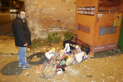 Distinta basura se acumulaba ayer en una de las calles del pueblo. 