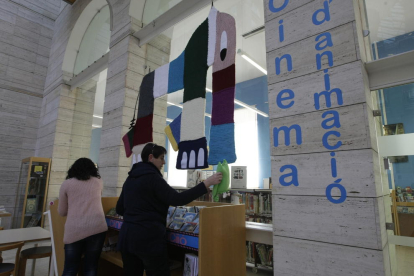 Área con material audiovisual en la Biblioteca Pública de Lleida.