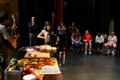 Un moment del taller que va tenir lloc ahir al Teatre Municipal de Balaguer.