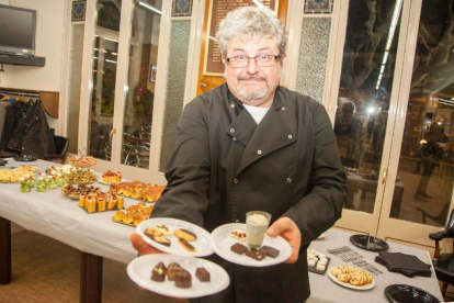 El mestre pastisser Joan Nicolau amb els xocolates.