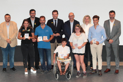 Los deportistas galardonados por la Generalitat en el Alt Pirineu y Val d’Aran después del acto celebrado en El Pont de Suert.