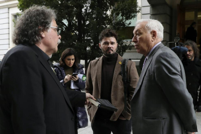Margallo regaló ayer a Tardá su último libro como “buen amigo y digno adversario”.