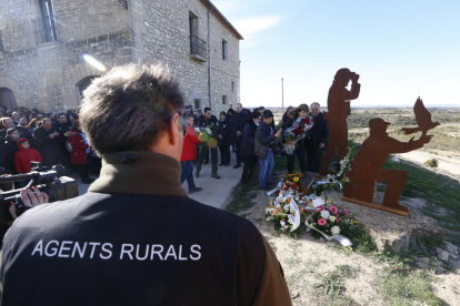 Familiares y compañeros llevaron flores a pie de la escultura de homenaje a Ribes e Iglesias