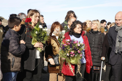 Familiars i companys van portar flors a peu de l’escultura d’homenatge a Ribes i Iglesias