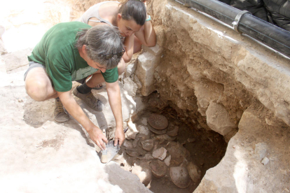 L'excavació arqueològica a la plaça Major de Tàrrega posa al descobert valuoses troballes com plats decorats dels segles XVI i XVII