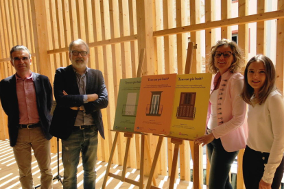 La campaña ha sido diseñada por Cristina Melchor, a la derecha, una de las usuarias de La Casa de Fusta.