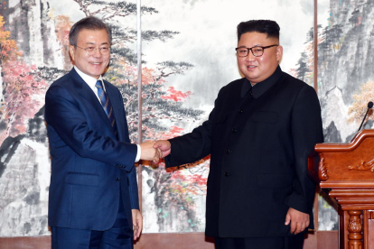Kim Jong-un (d) dóna la mà al president sud-coreà, Moon Jae-in (e).