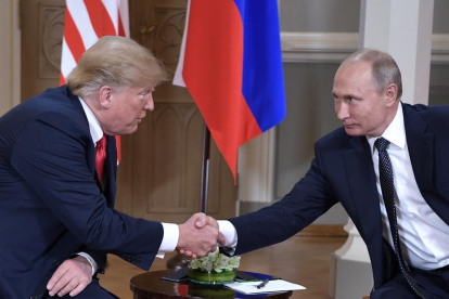 Els líders dels EUA i Rússia, Donald Trump i Vladímir Putin, ahir.