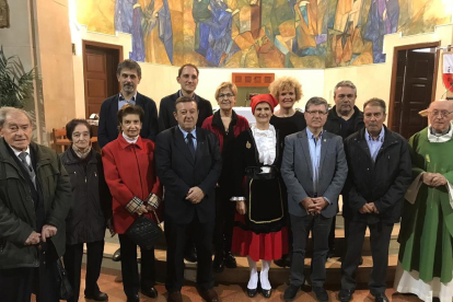 Autoridades y representantes de la Casa de Cantabria.
