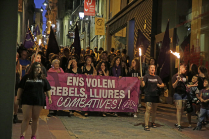 Lleida contra la violència de gènere - Un centenar de persones van participar ahir en la marxa nocturna convocada per la Marea Lila per rebutjar els feminicidis. L’acte va començar a les 22.00 hores a la plaça dels Fanalets de Lleida, al cost ...