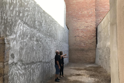 A la dreta, el mur que s’ha de demolir per a la connexió.