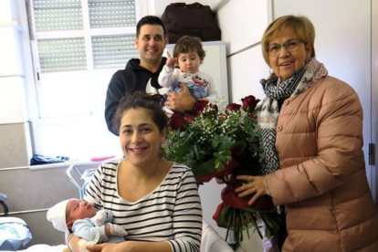 La tinent d'alcalde Montse Parra ha visitat la família.