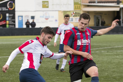 Ander Cayola, amb dificultats per controlar la pilota davant la pressió d’un jugador del Sant Ildefons, ahir al Municipal Joan Capdevila.