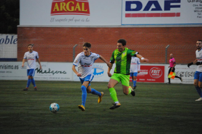 Un jugador del Mollerussa y otro del Viladecans persiguen el balón durante el partido.