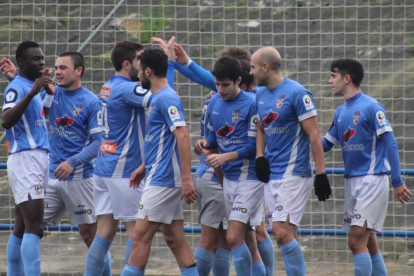 Els jugadors celestes celebren un dels gols aconseguits davant del Casetas. 