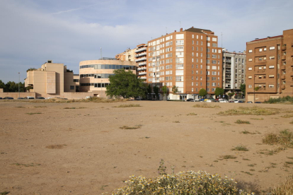 Vista del solar junto a la calle Alcalde Pujol donde está previsto el futuro Parc de les Arts de Lleida.